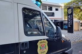 Jovem é esfaqueada no pescoço e pai do autor o denuncia à polícia
