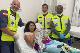 Mãe dá à luz sozinha no banheiro antes de o socorro chegar