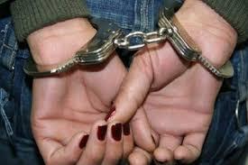 Mulher assedia menino de 16 anos e tenta sentar no colo dele