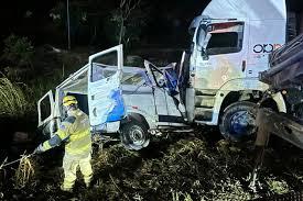 Nove pessoas morrem em colisão entre van e carreta no norte de MG