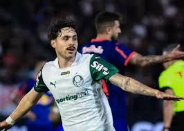 Palmeiras vira em cinco minutos, vence Bragantino e abre vantagem