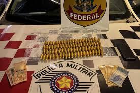 PM intercepta boliviano com 84 cápsulas de cocaína