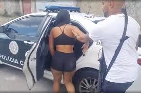 Prostituta rouba R$50 mil e empurra turista de carro em movimento