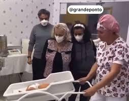 VÍDEO: Família vai até a maternidade para conhecer bebê reborn