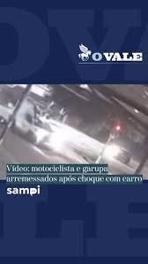 Vídeo: motociclista e garupa arremessados após choque com carro