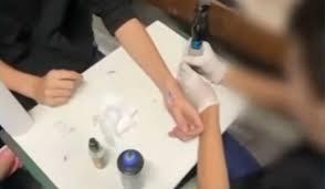 Aluno tatua colega dentro de colégio cívico-militar; VÍDEO