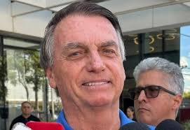 Bolsonaro tem suspeita de pneumonia, diz médico