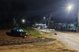Carro furtado em Bariri fica destruído após acidente em Bauru