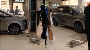 Criança bate carro de luxo em exposição; VÍDEO