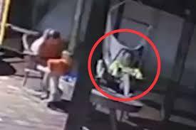 Distraído no celular, pai não viu que filho pegou arma; VÍDEO