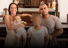 'Faria tudo de novo', depõe adolescente que matou família