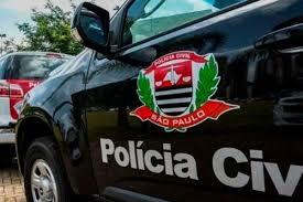 Homem sem roupa abusa de mulher que dormia ao lado do marido