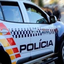 Mãe deixa filho dentro de carro na porta de festa e vai curtir