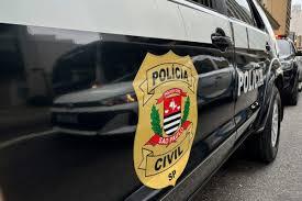 Mãe se depara com o corpo da filha, esfaqueada semanas após o pai