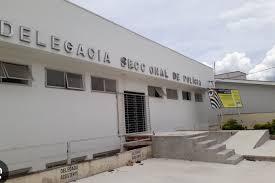 Mãe tenta atropelar adolescente que brigou com seu filho