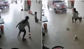 Menina entra na frente de carro e salva irmã bebê; VÍDEO