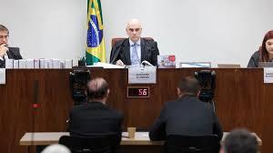 Moraes revoga proibição de réus da trama golpista de se falarem