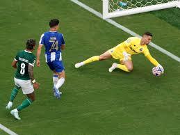 Palmeiras martela no fim, mas para em goleiro e empata com Porto