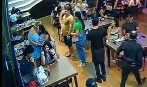 Aniversariante sozinha ganha parabéns de clientes e funcionários