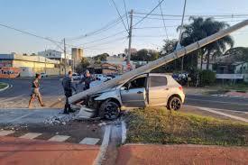 Bauru: carro atinge poste na Nações Norte ao fugir do Baep; VÍDEO