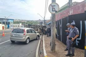 Bauru: van com presos tomba no prolongamento da Duque; VÍDEO