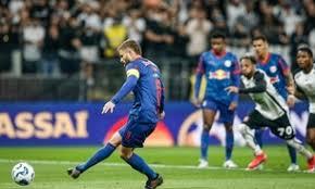 Bragantino faz no fim e vence Corinthians com goleiro herói