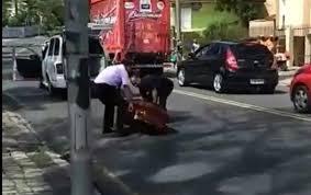Caixão de carro funerário no meio da avenida; VÍDEO ]