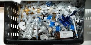 Clínicas de estética reutilizavam materiais ou usavam vencidos