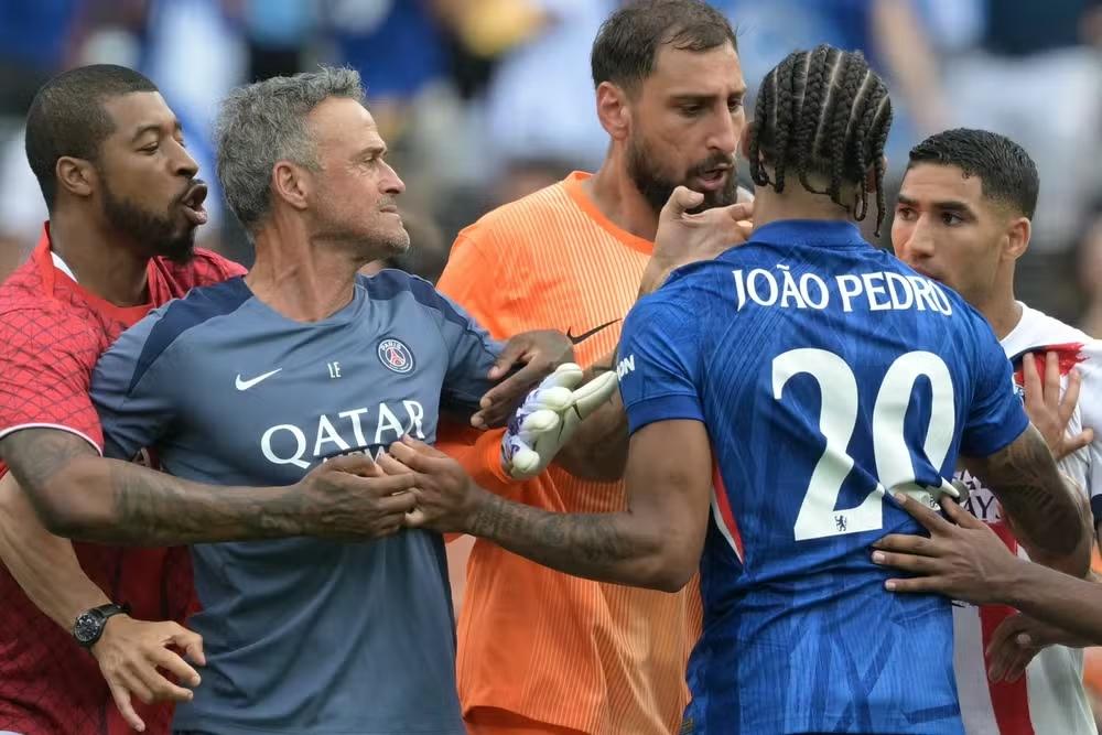Confusão em Chelsea x PSG tem briga entre Luis Enrique e João Pedro
