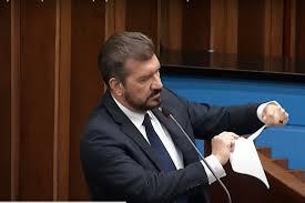 Deputado rasga homenagem a Trump na Assembleia; VÍDEO