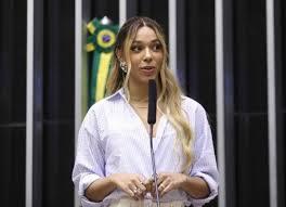 Erika Hilton pede ao STF bloqueio das contas de Eduardo Bolsonaro