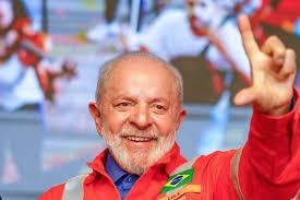 'Esse país vai ter um presidente eleito 4 vezes', diz Lula