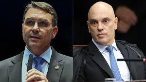 Flávio Bolsonaro apresenta pedido de impeachment de Moraes