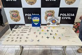 Forças de segurança flagram drogas em edícula e jovem é preso