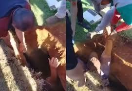 Homem cai em cova coberta só com grama; VÍDEO