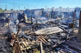 Incêndio destrói casas de comunidade na Z. Norte de Bauru; VÍDEO