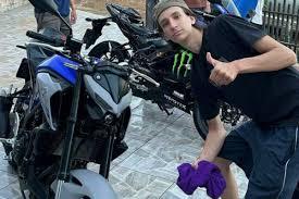 Jovem atropela colega que o filmava, bate moto e morre