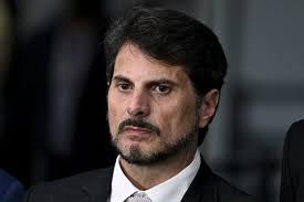 Marcos do Val desobedece decisão do STF e viaja aos EUA