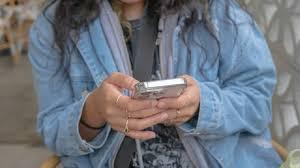 Meninas sentem mais impactos negativos das redes sociais