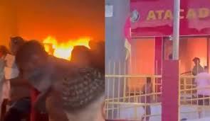 Moradores se arriscam e saqueiam atacadão em chamas; VÍDEO