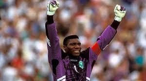 Morre goleiro que recusou trono para jogar a Copa pela Nigéria