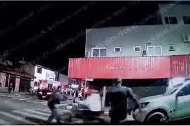 Motociclista fura bloqueio e atropela policial em Ubatuba; VÍDEO