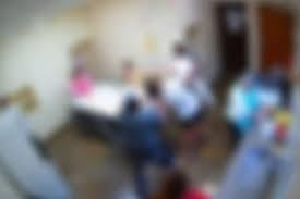 Policial joga jovem no chão e a agride com tapas em abrigo; VÍDEO
