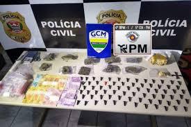 Presa suspeita de fornecer drogas para adolescentes venderem