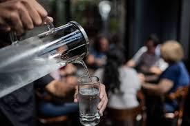 SP: Restaurantes não são mais obrigados a oferecer água de graça