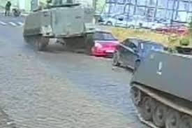 Tanque do Exército trafega na contramão e passa por cima de carro