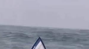 URGENTE: Embarcação afunda em Ilhabela com seis pessoas