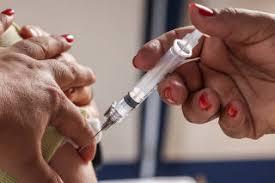 Vacinas contra gripe e Covid reduzem risco de infarto e AVC