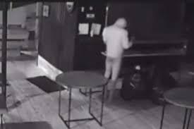 VÍDEO: Ladrão tira a calça, veste uma calcinha e furta bebidas