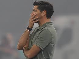 Abel tem dilema e pode ser obrigado a escalar titulares